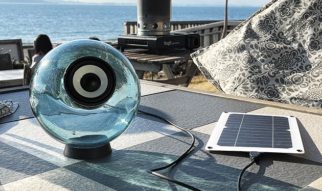 ガラス製球体型スピーカー発売  太陽光電力活用