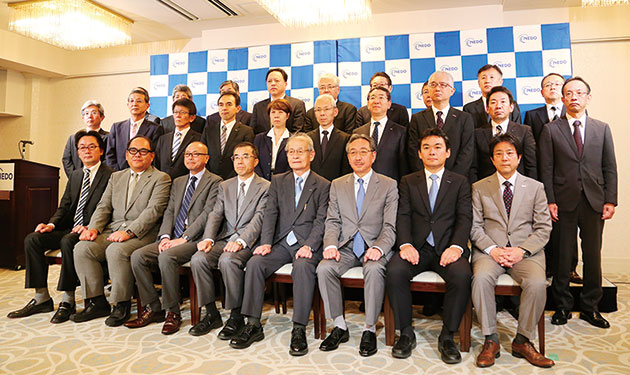 トヨタ、パナら日本連合で全固体蓄電池開発へ
