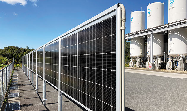 垂直設置型の太陽光発電設備発売