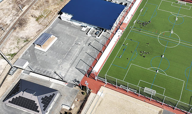 長野・高森のサッカー場施設でソラックスパワー蓄電池採用